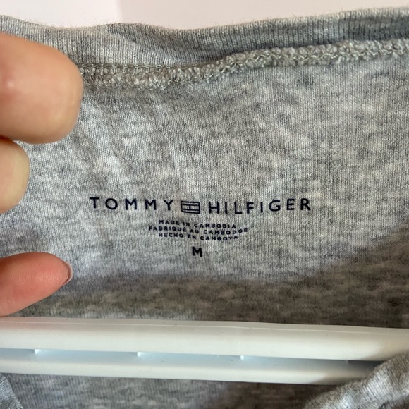 ✨2 FOR $20 TOMMY HILFIGER T-SHIRTS✨ - Picture 3 of 6